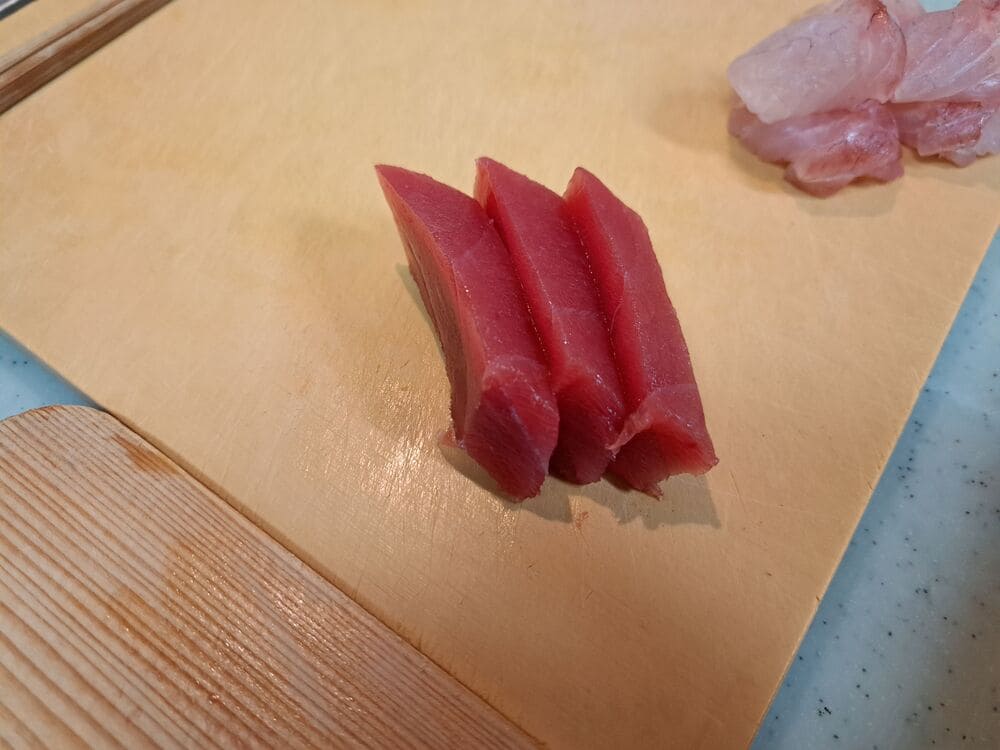 平造りで切ったマグロの刺身